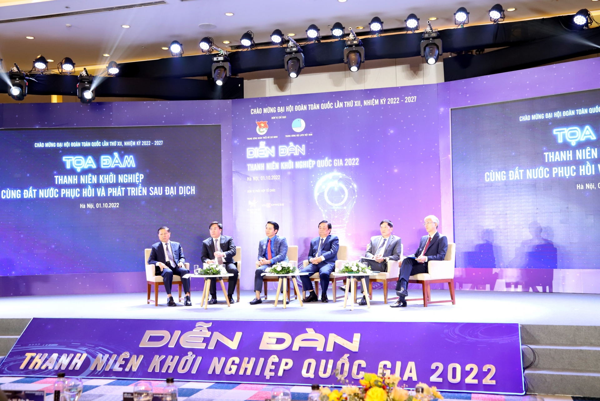  Các diễn giả tham gia phiên tọa đàm tại Diễn đàn Thanh niên khởi nghiệp quốc gia năm 2022. Ảnh Tuấn Việt