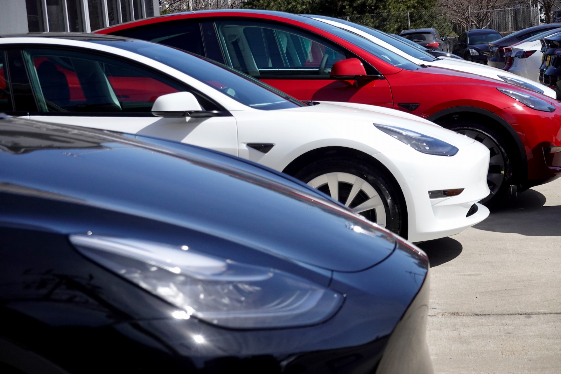 Tesla đạt doanh số kỷ lục, các mẫu xe đắt tiền bán chạy