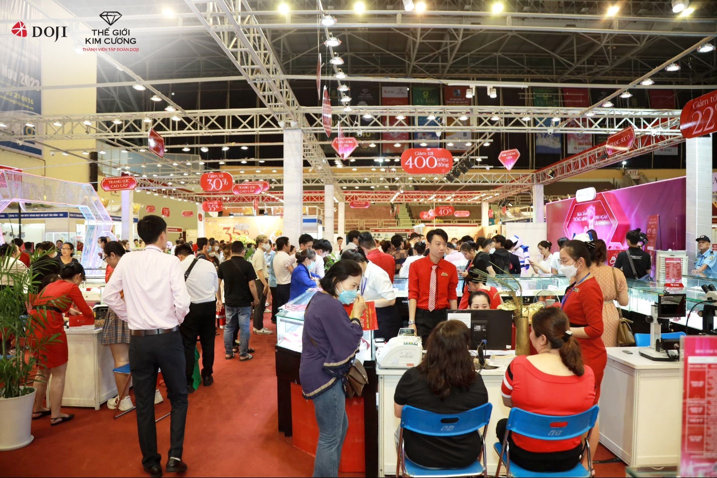 Khu gian hàng DOJI và Thế giới Kim cương tấp nập khách mua sắm tại Hội chợ VIJF 2022