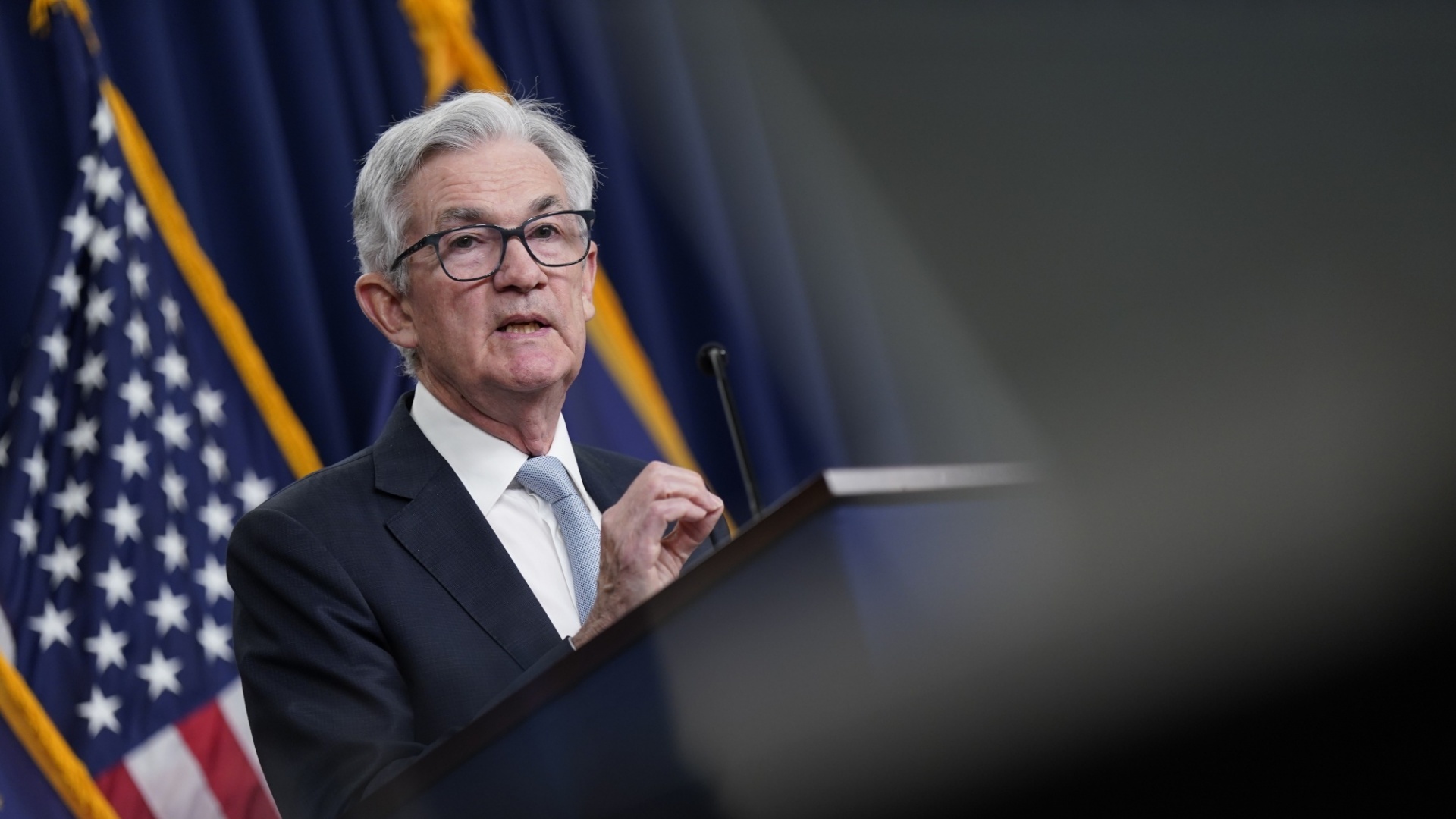Chủ tịch Fed lần đầu nói đến việc hãm tốc độ nâng lãi suất