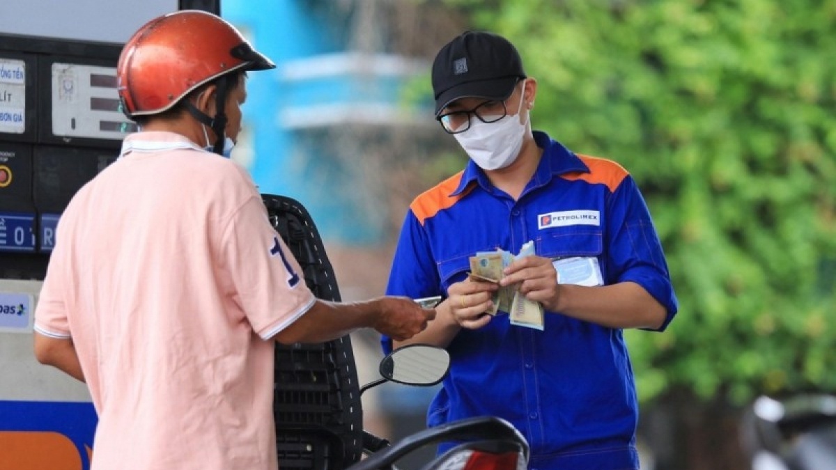 Giá xăng dầu tiếp tục giảm mạnh