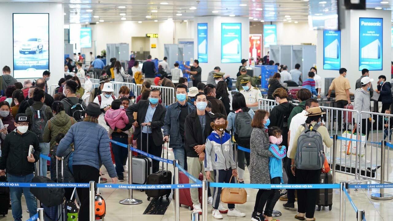 Sân bay Nội Bài dự kiến đón 80 nghìn khách/ngày dịp Tết, Tân Sơn Nhất tăng slot bay