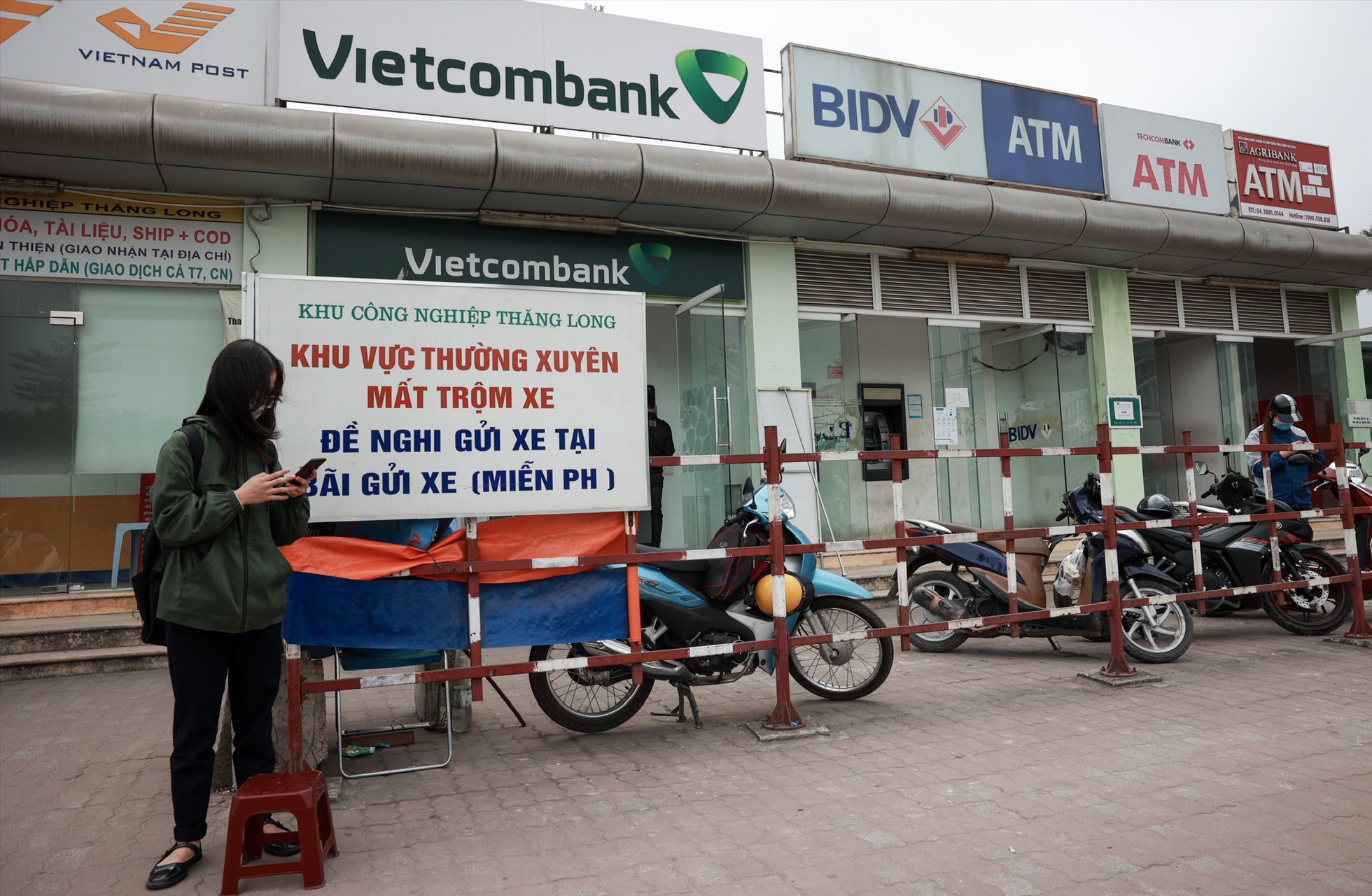 Khu vực gần cổng chính của Khu công nghiệp Thăng Long có nhiều cây ATM của nhiều ngân hàng khác nhau để phục vụ nhu cầu rút tiền của công nhân lao động. Ảnh: Hải Nguyễn