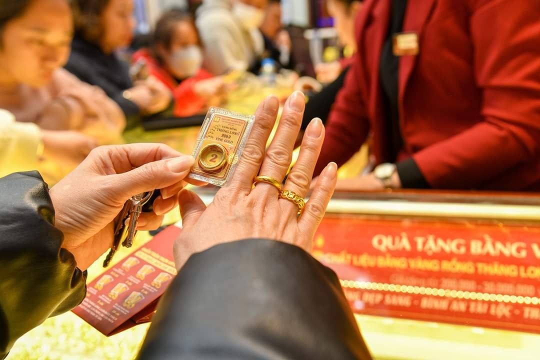 Trong ngày vía thần tài, giá vàng tại Việt Nam có chiều hướng tăng trong khi vàng thế giới giảm