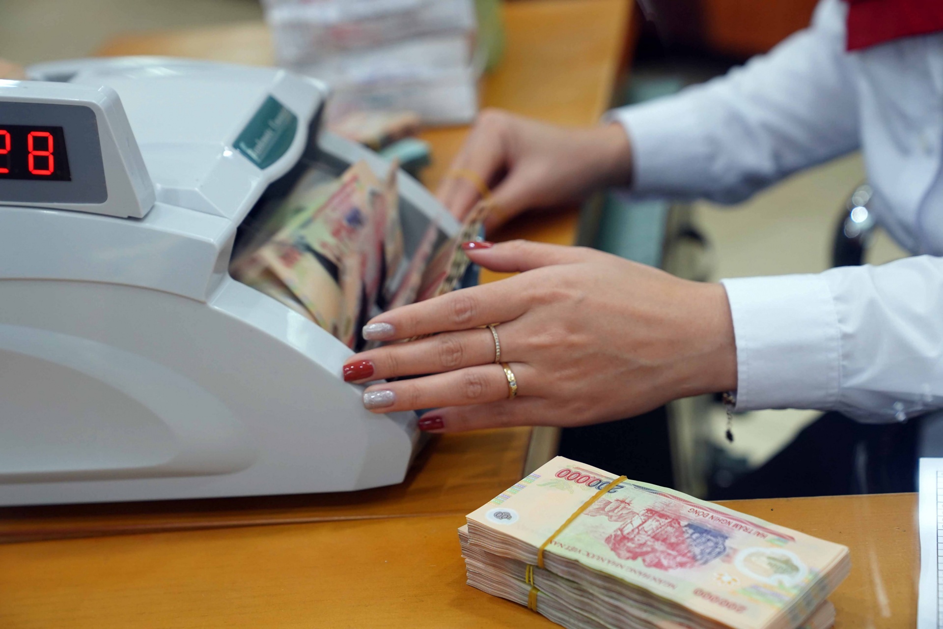 Người dân gửi hơn 6,2 triệu tỷ đồng trong ngân hàng, vượt xa tiền gửi của doanh nghiệp