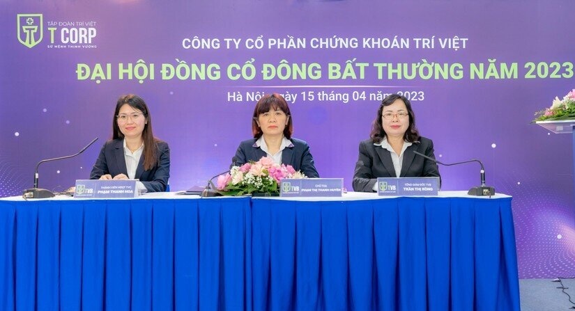 Bà Trần Thị Rồng (ngoài cùng bên phải) đã được TVB miễn nhiệm chức vụ Tổng Giám đốc kiêm Người đại diện pháp luật.