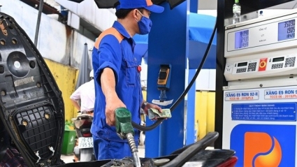 Giá xăng - dầu trong nước ngày mai dự báo thay đổi nghịch chiều