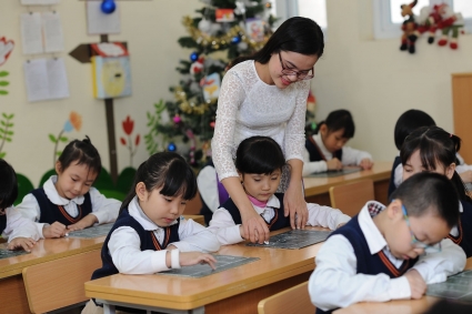 Điều kiện nâng lương trước thời hạn của giáo viên được quy định như thế nào?