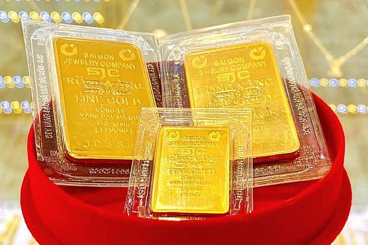 Giá vàng SJC đắt nhất từ đầu năm, chính thức vượt mốc 70 triệu đồng/lượng