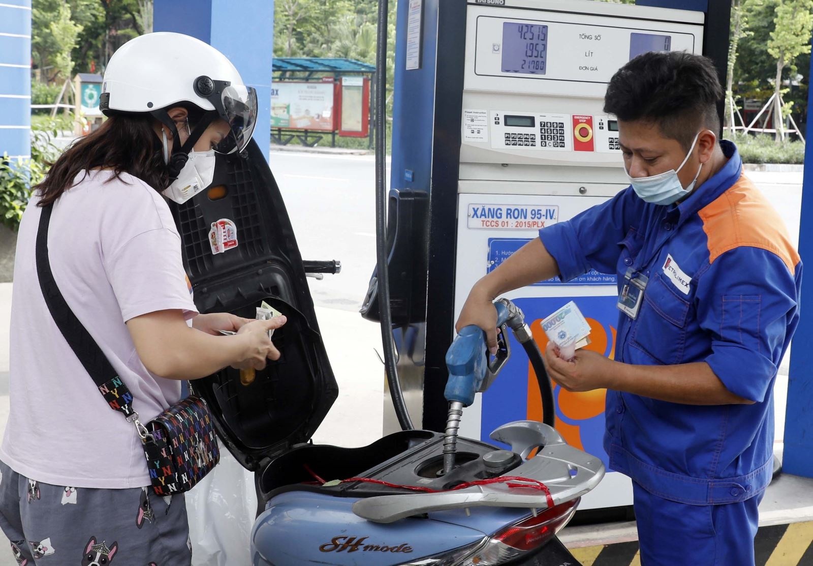 Giá xăng có thể tiếp tục tăng vào ngày mai