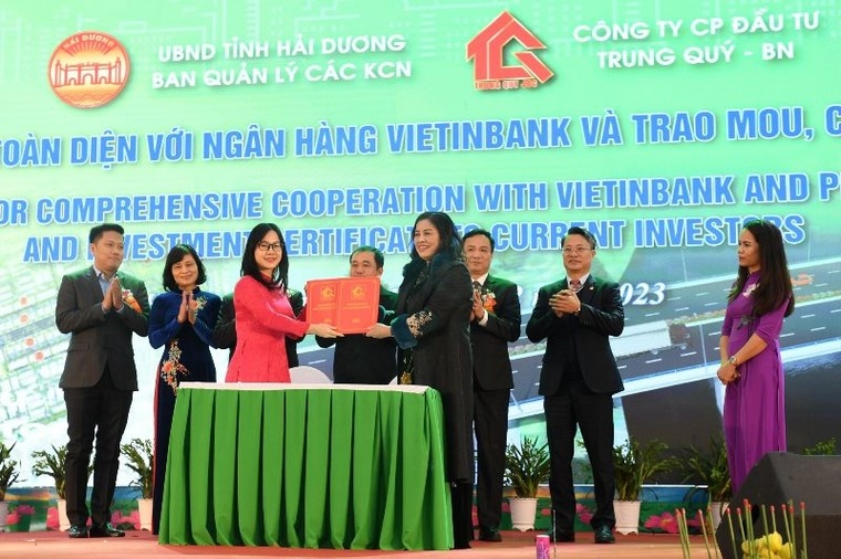 Chủ đầu tư KCN Phúc Điền mở rộng lý kết hợp tác toàn diện với ngân hàng Viettinbank và trao MOU, chứng nhận đầu tư cho các DN.