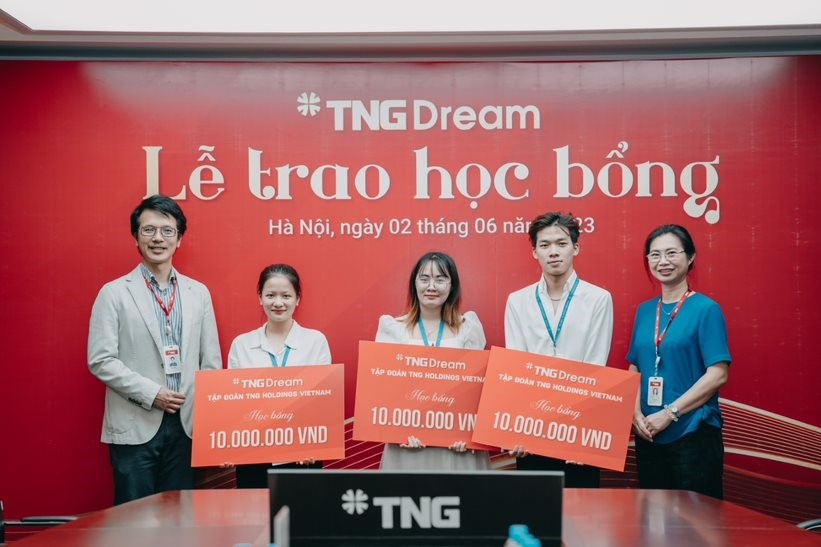 Ba sinh viên Đại học Bách Khoa nhận học bổng TNG Dream