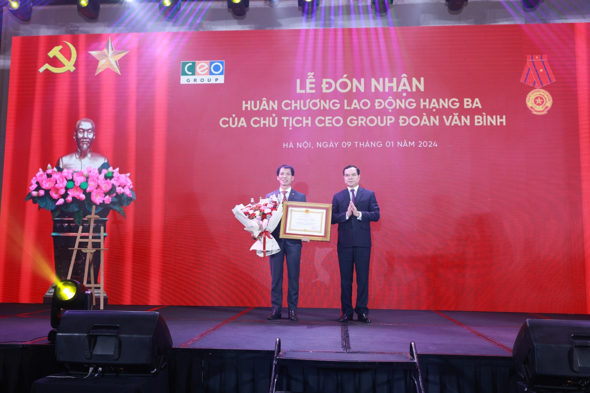 Chủ tịch CEO Group Đoàn Văn Bình đón nhận Huân chương Lao động hạng Ba