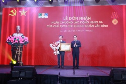 Chủ tịch CEO Group Đoàn Văn Bình đón nhận Huân chương Lao động hạng Ba