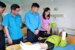 Lãnh đạo Tổng LĐLĐ Việt Nam trao hỗ trợ cho các nạn nhân vụ tai nạn lao động ở Yên Bái
