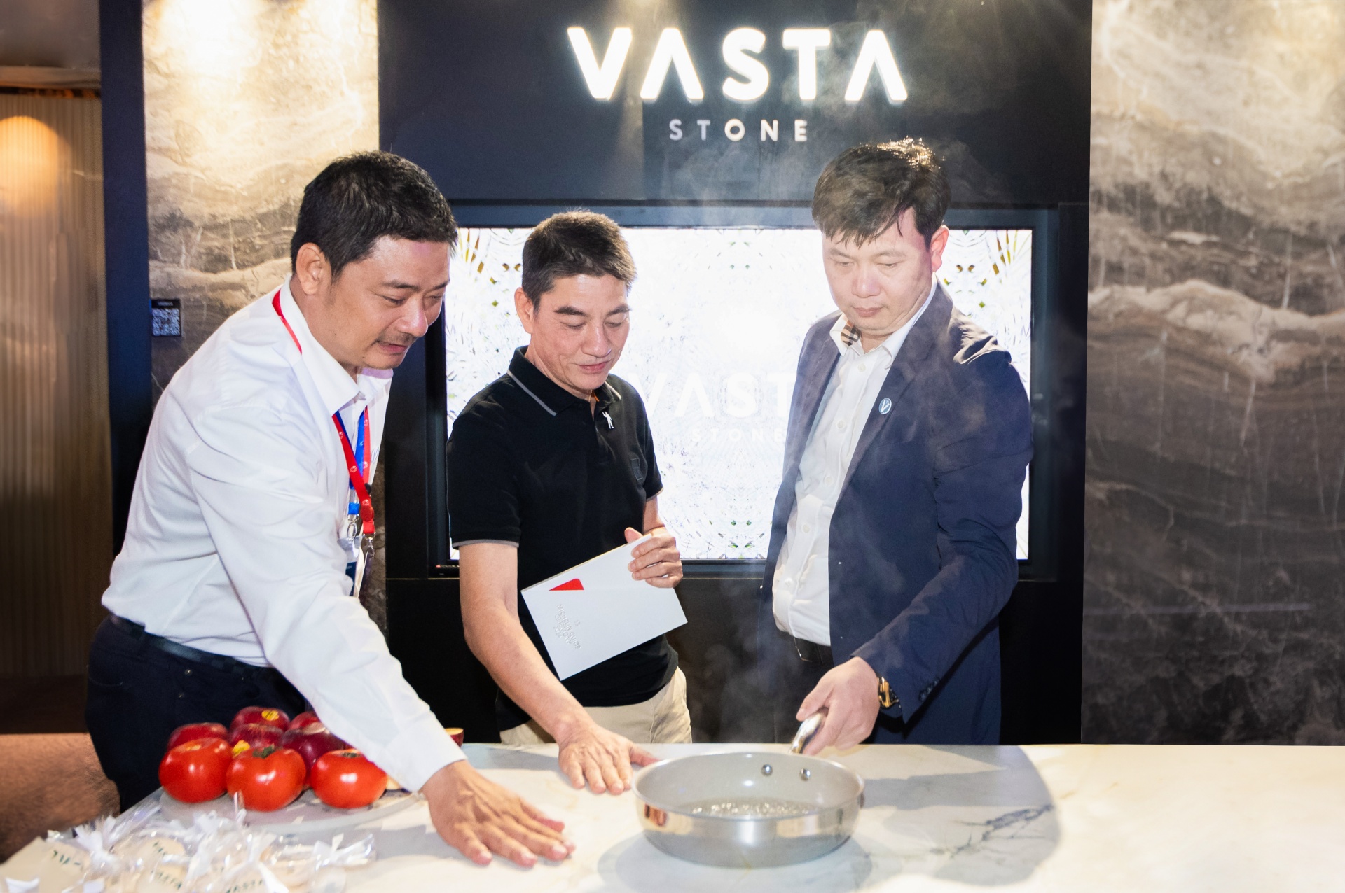 Các ngôi sao MICHELIN Guide trình diễn trên mặt đá nung kết cao cấp Vasta Stone