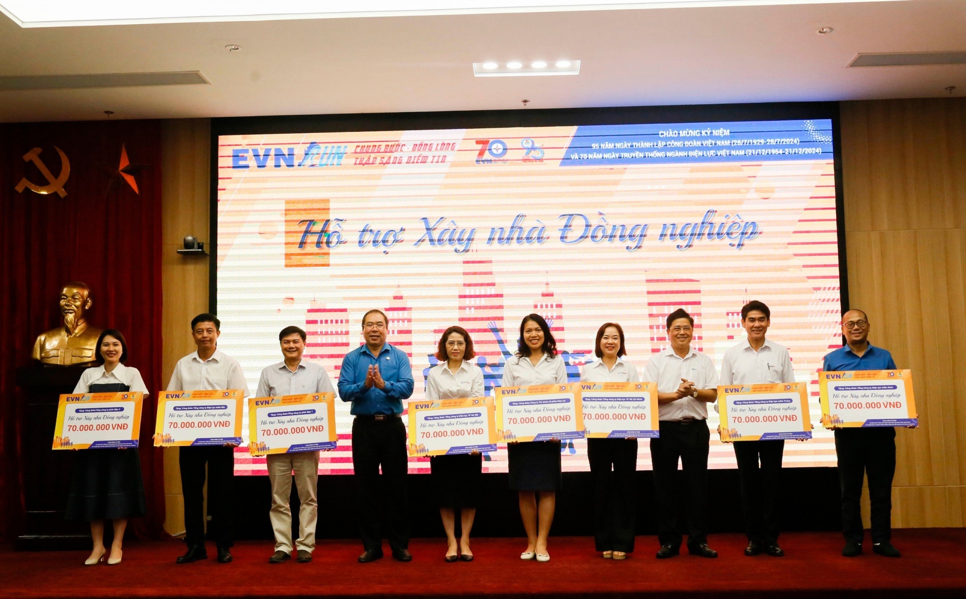 Nữ đoàn viên Công đoàn EVN chạy 70km xuyên đêm