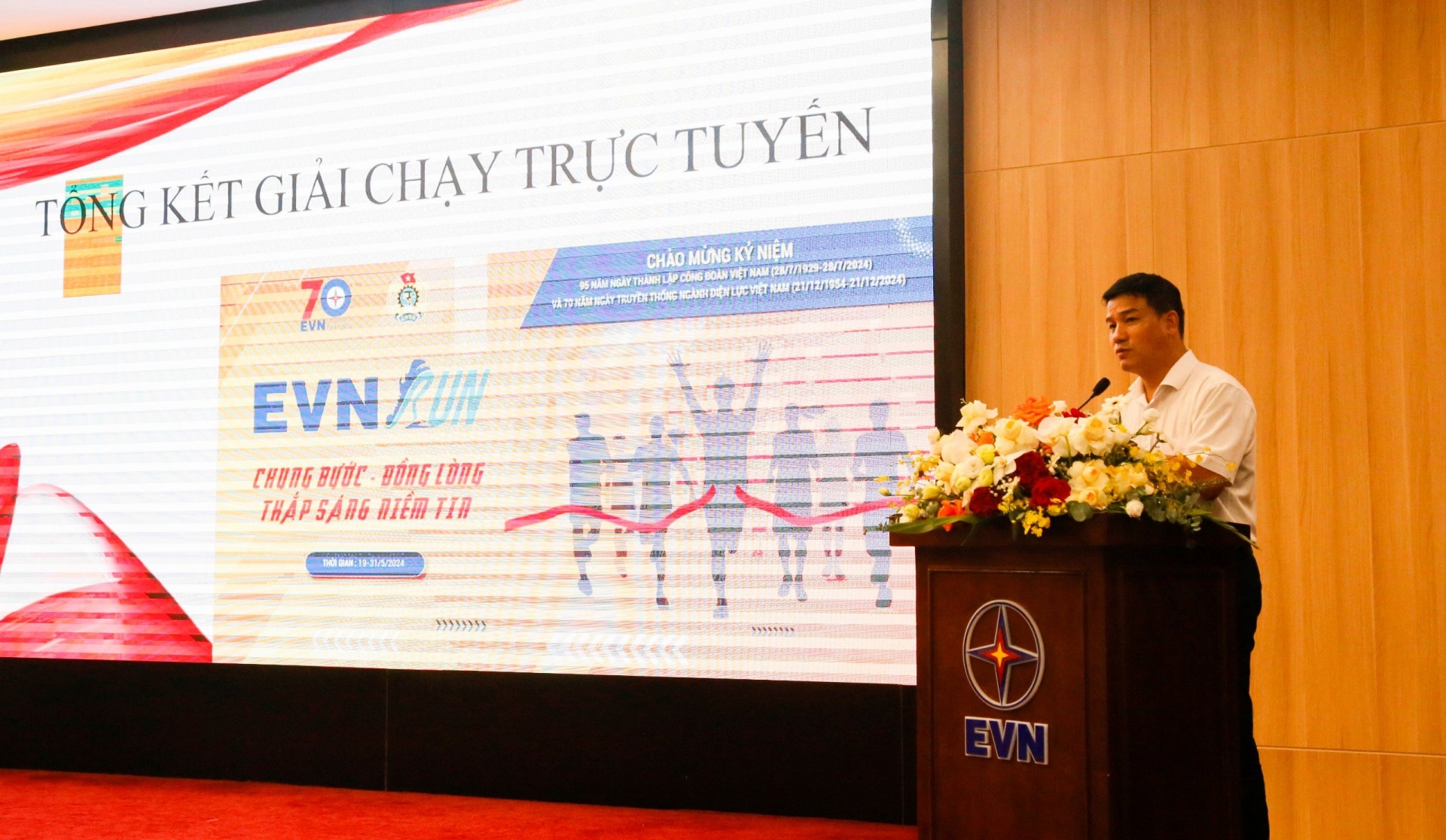 Nữ đoàn viên Công đoàn EVN chạy 70km xuyên đêm