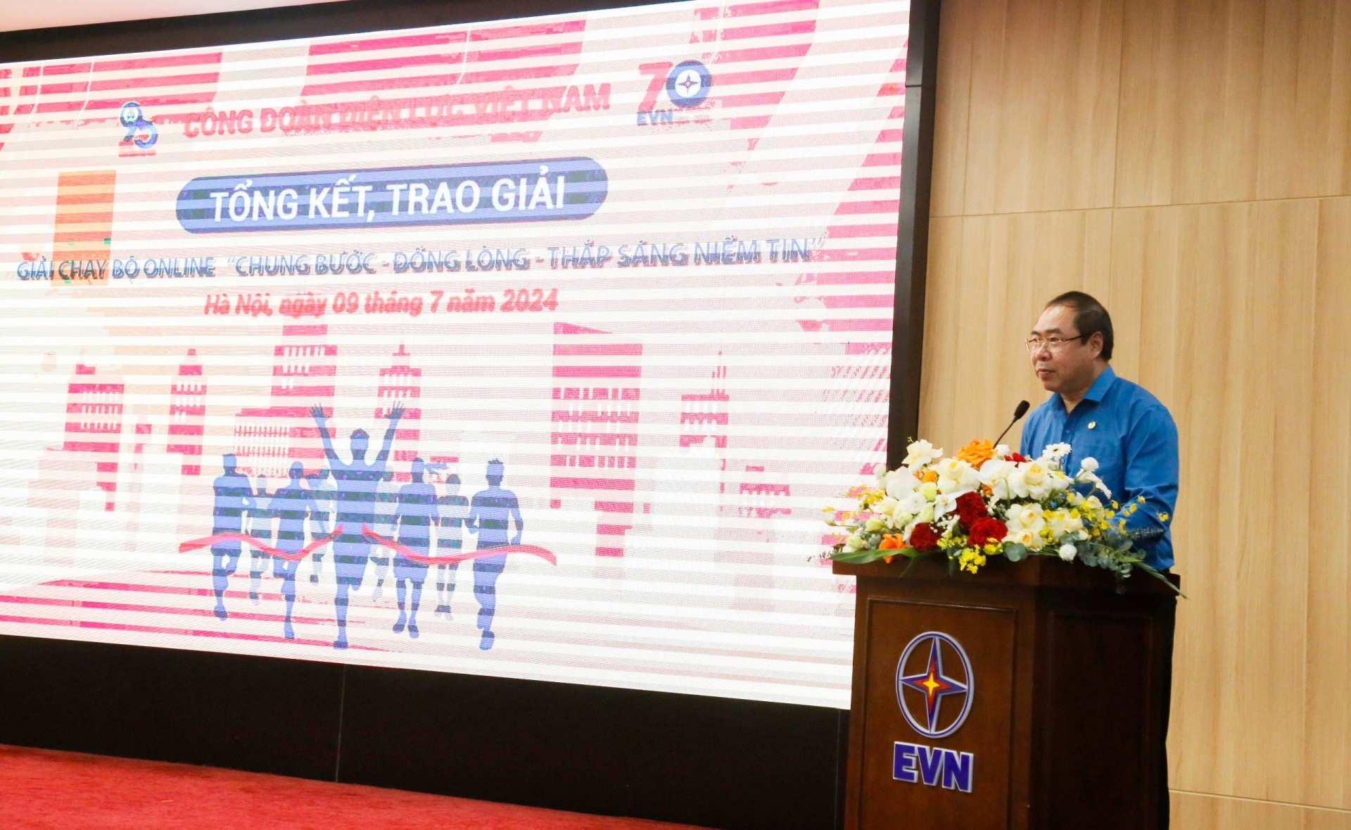 Nữ đoàn viên Công đoàn EVN chạy 70km xuyên đêm