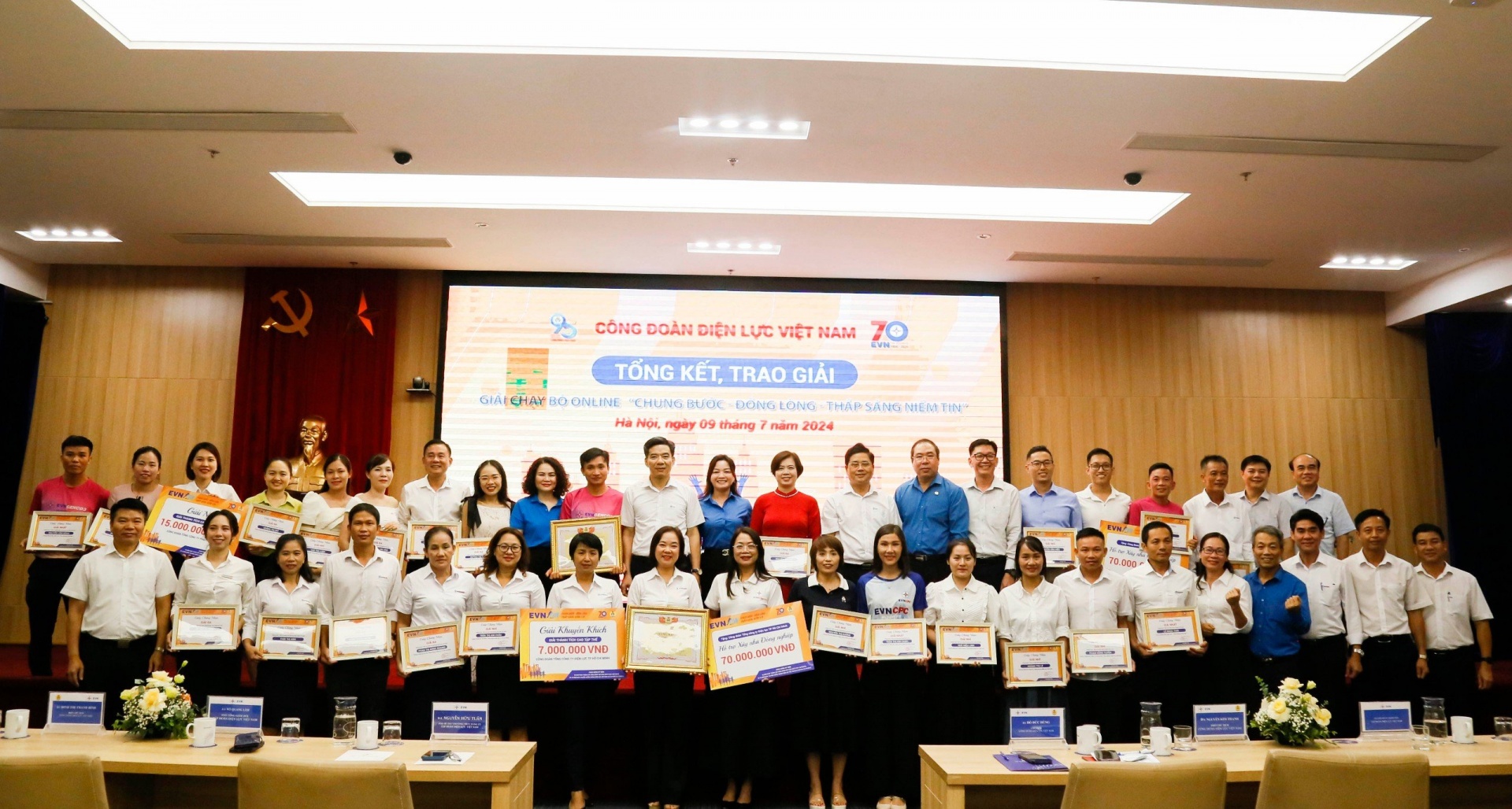 Nữ đoàn viên Công đoàn EVN chạy 70km xuyên đêm