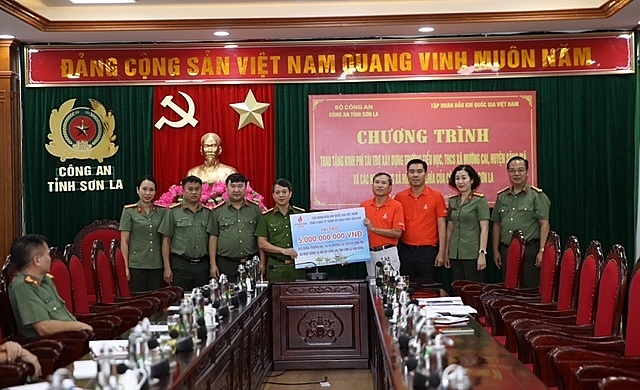 Đoàn công tác Petrovietnam thăm hỏi, hỗ trợ người dân Sơn La và Điện Biên khắc phục hậu quả mưa lũ