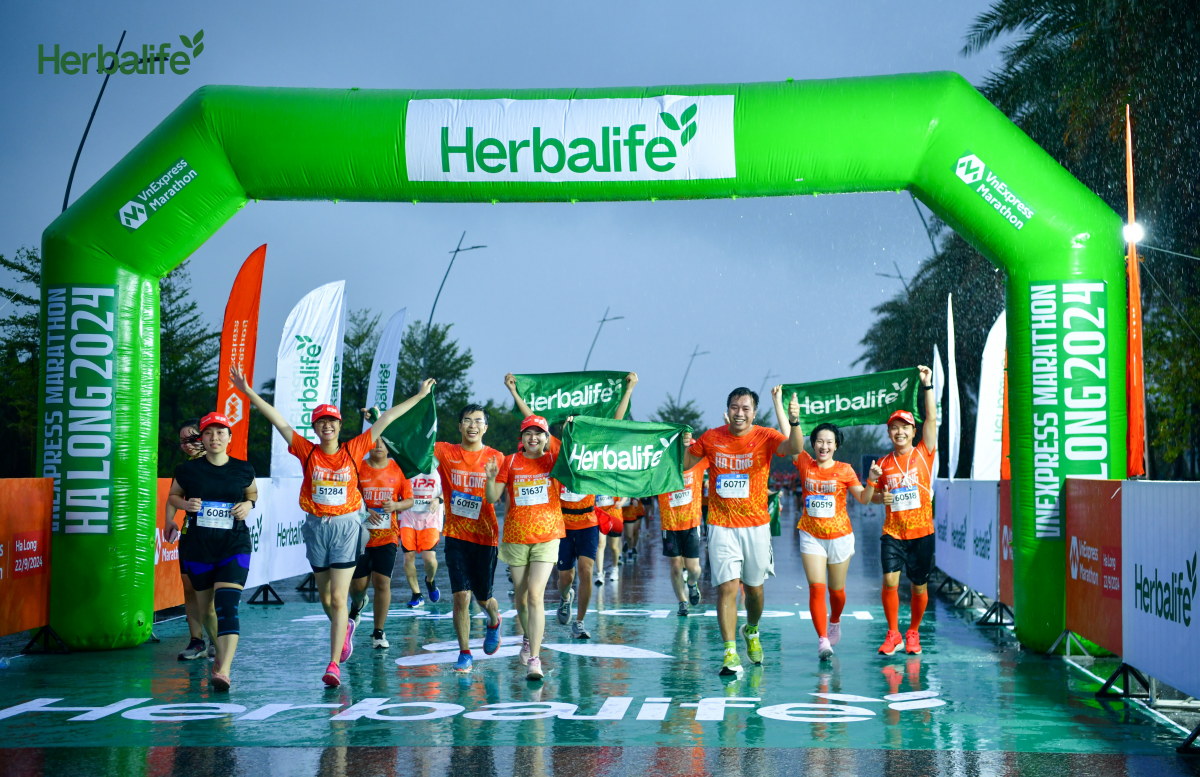 Herbalife Việt Nam khuyến khích lối sống lành mạnh cùng giải chạy VnExpress Marathon Hạ Long 2024