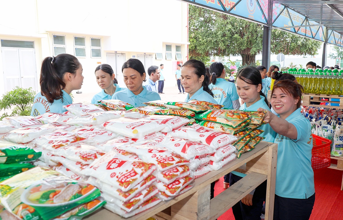 Đông đảo NLĐ tham gia chương trình “Phúc lợi đoàn viên” và “Gian hàng không lợi nhuận” nhân dịp Tết Giáp Thìn do CĐCS Công ty Yến sào Khánh Hòa tổ chức. (Ảnh: CĐCC)