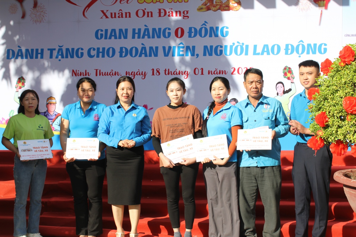 Công đoàn các KCN tỉnh Ninh Thuận mang 'Tết ấm' đến người lao động