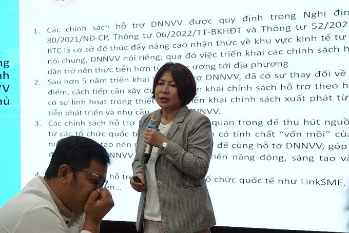 TS. Dương Thị Kim Liên thông tin chi tiết về Sổ tay Hướng dẫn Tiếp cận Chính sách Hỗ trợ của Nhà nước cho DNNVV, Sổ tay thương mại điện tử dành cho DNNVV.