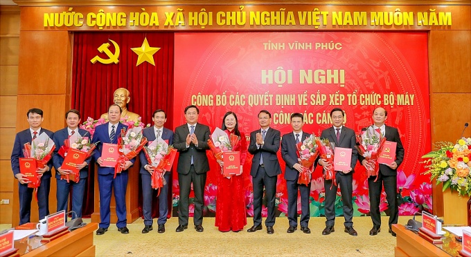  Bí thư Tỉnh ủy Đặng Xuân Phong, Chủ tịch UBND tỉnh Trần Duy Đông tặng hoa và trao các quyết định điều động, bổ nhiệm Giám đốc, giao quyền phụ trách các sở, ban, ngành: Nội chính, Tài chính, Nội vụ, Xây dựng, Dân tộc và Tôn giáo, Ban Quản lý các Khu công nghiệp, Khoa học và Công nghệ, Nông nghiệp và Môi trường. Ảnh: Khánh Linh