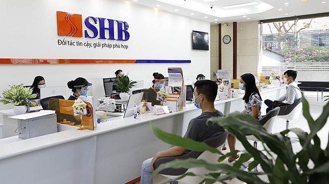 Giao dịch tại SHB. (Ảnh: CTV/Vietnam+)