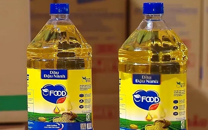 Dầu đậu nành Ofood của Công ty Nhật Minh Food vừa được cơ quan chức năng xác định sử dụng dầu ăn dành cho thức ăn chăn nuôi chế biến thành dầu ăn cho người. Ảnh: Internet