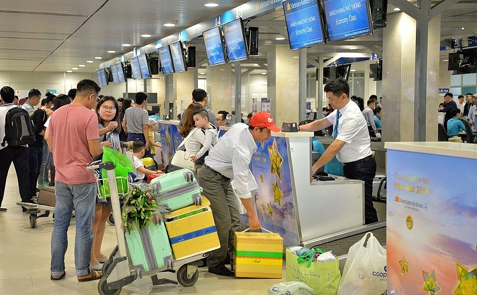 Gần đây, Vietnam Airlines khiến dư luận xôn xao khi Vietnam Airlines thu phí và cân hành lý trực tiếp trước khi lên máy bay. Ảnh: Internet Gần đây, Vietnam Airlines khiến dư luận xôn xao khi Vietnam Airlines thu phí và cân hành lý trực tiếp trước khi lên máy bay. Ảnh: Internet