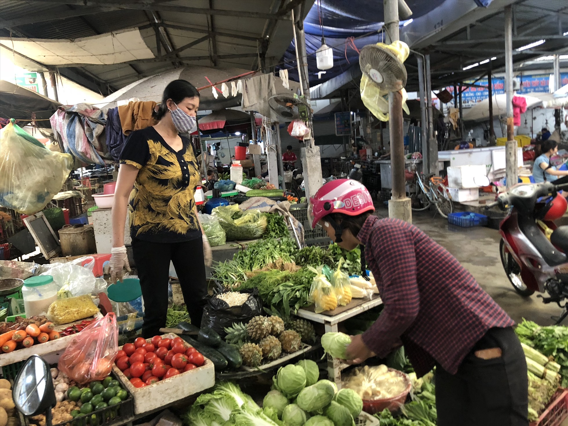 Giá cả thực phẩm, hàng hoá tăng công nhân ngoại tỉnh rất khó để dành dụm. Ảnh: Minh Hương.