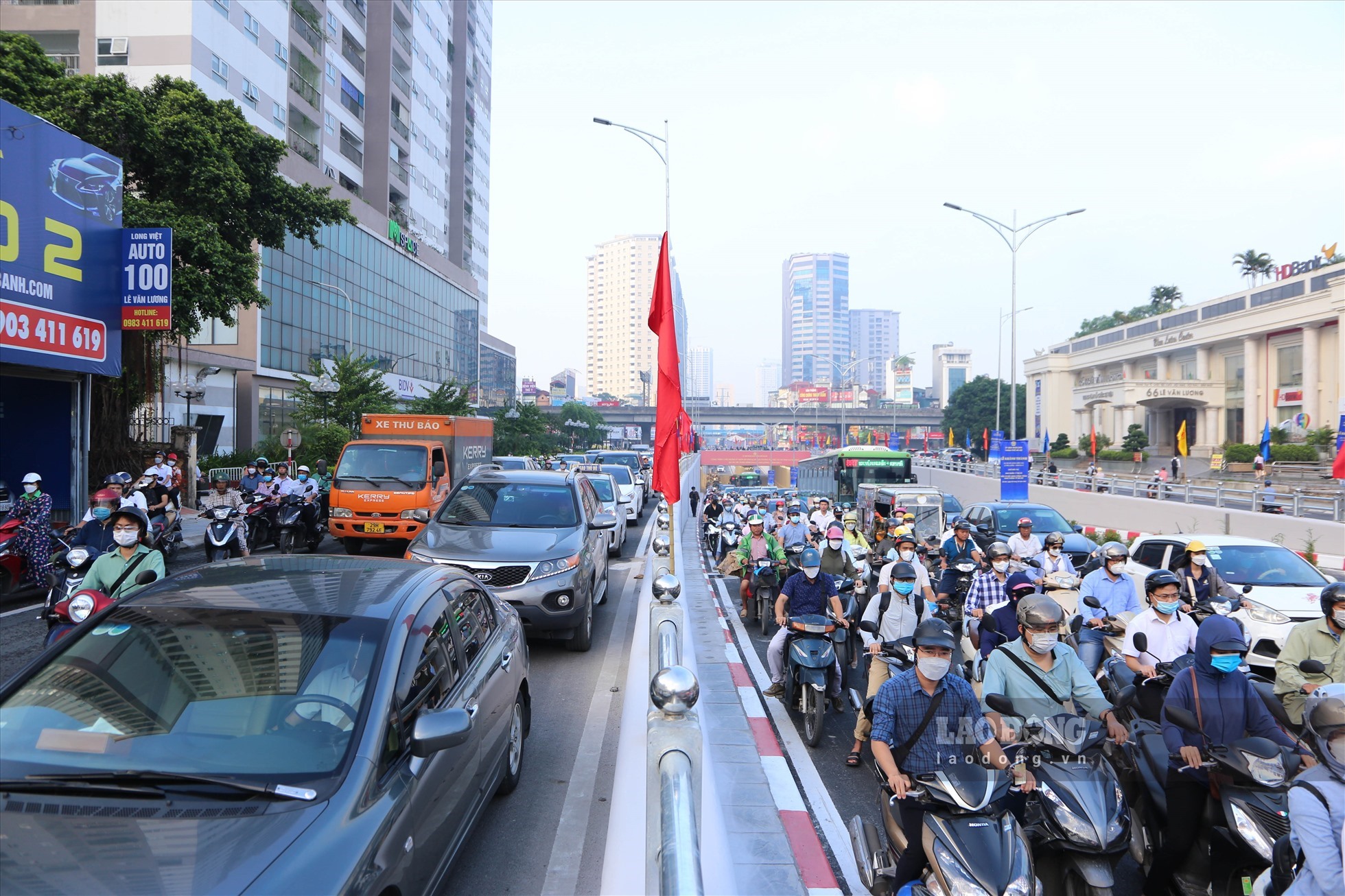 Hầm chui Lê Văn Lương ùn tắc cục bộ ngày đầu thông xe. Ảnh: Hữu Chánh