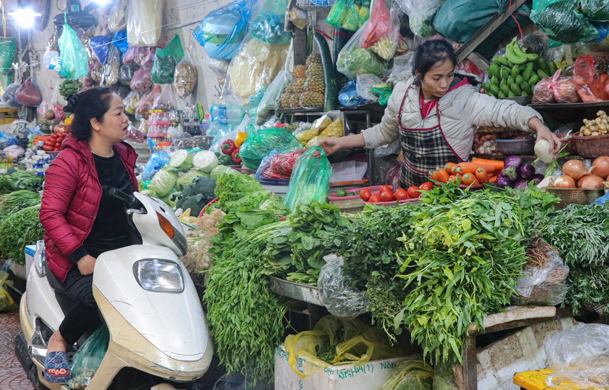 Giá rau xanh tăng cao không chỉ khiến người tiêu dùng 'lao đao' mà các tiểu thương tại chợ cũng gặp khó. (Ảnh: Việt Anh/Vietnam+)