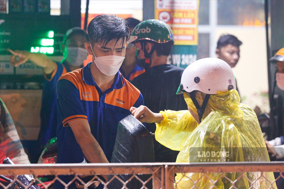 Tình trạng xếp hàng dài, chờ hàng tiếng đồng hồ mới mua được xăng, hay việc nhiều cây xăng đóng cửa nghỉ bán... là diễn biến nóng của thị trường xăng dầu thời gian qua. Ảnh: Ngọc Lê