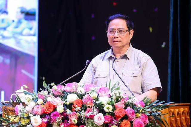 Thủ tướng Phạm Minh Ch&iacute;nh đối thoại với c&ocirc;ng nh&acirc;n lao động s&aacute;ng ng&agrave;y 12/6 (Ảnh: VGP)