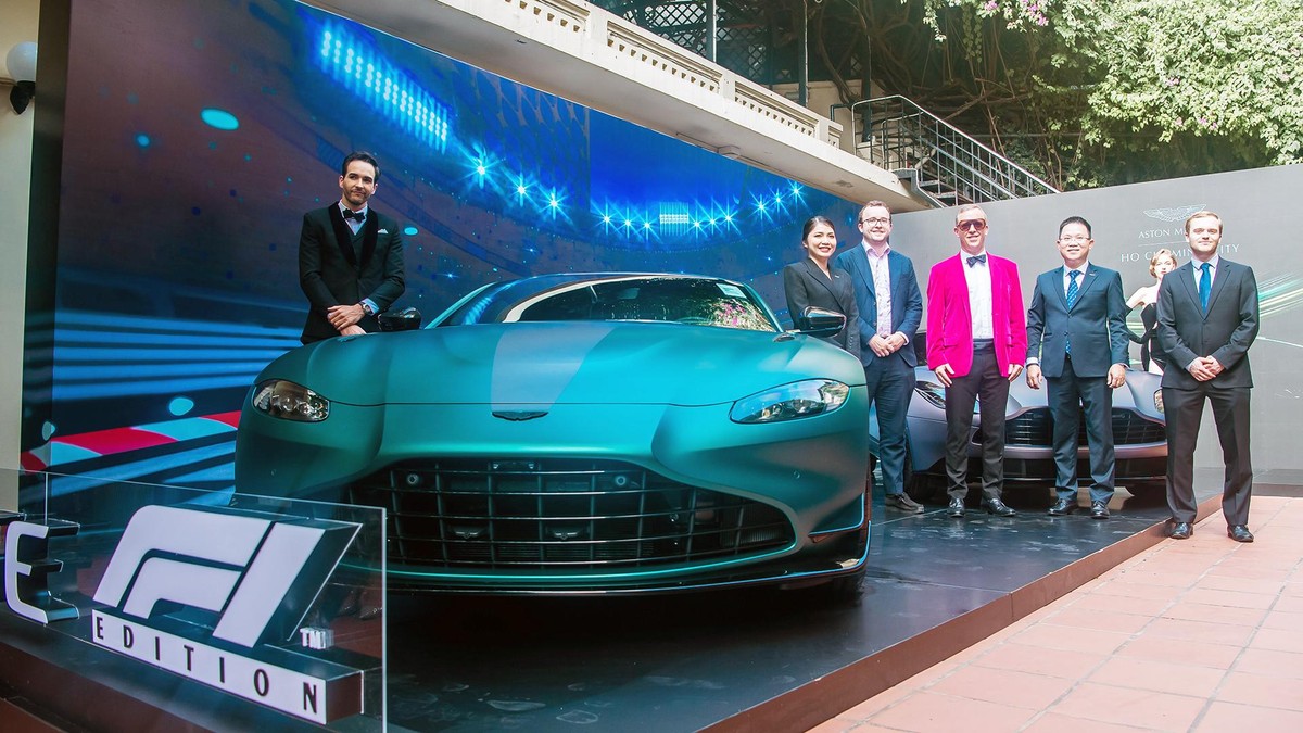 Si&ecirc;u xe Aston Martin Vantage F1 Edition ch&iacute;nh thức ra mắt tại nh&agrave; ri&ecirc;ng của Đại sứ qu&aacute;n Anh, H&agrave; Nội.