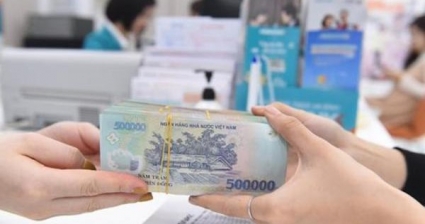Nên áp lãi suất tiền gửi rút trước hạn theo hình thức bậc thang?