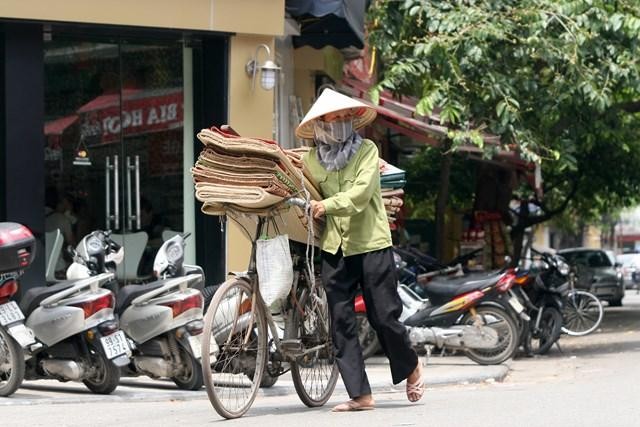 Do ảnh hưởng của dịch Covid-19, nhiều người tiếp tục l&acirc;m v&agrave;o t&igrave;nh cảnh &ldquo;t&aacute;i ngh&egrave;o&rdquo;. Ảnh: Quang Vinh.