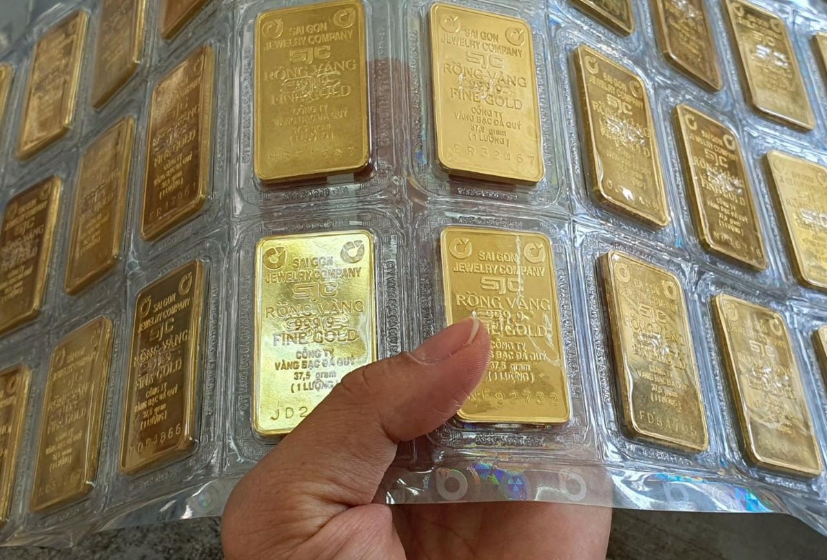Đến năm 2012 ước t&iacute;nh c&oacute; khoảng 20 triệu lượng v&agrave;ng miếng SJC đ&atilde; đưa ra thị trường; sau đ&oacute; việc sản xuất loại v&agrave;ng n&agrave;y chuyển sang Nh&agrave; nước độc quyền v&agrave; C&ocirc;ng ty SJC kh&ocirc;ng được dập một miếng n&agrave;o từ nguy&ecirc;n liệu