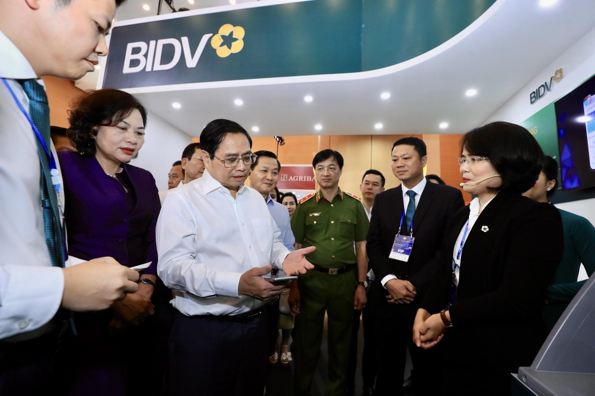 Thủ tướng Phạm Minh Ch&iacute;nh giao dịch CCCD chip tại gian h&agrave;ng trải nghiệm của BIDV