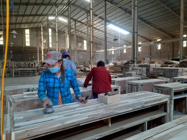 C&ocirc;ng nh&acirc;n ng&agrave;nh gỗ tại TP Bi&ecirc;n H&ograve;a đang kh&oacute; khăn do doanh nghiệp bị giảm đơn h&agrave;ng xuất khẩu. Ảnh: MT