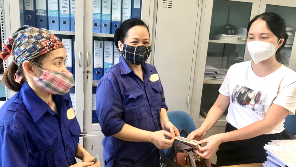 Người lao động đang l&agrave;m việc tại C&ocirc;ng ty CP C&ocirc;ng nghiệp thương mại S&ocirc;ng Đ&agrave; (TP.H&agrave; Nội) vui mừng khi được nhận kinh ph&iacute; hỗ trợ tiền thu&ecirc; nh&agrave; th&aacute;ng 4/2022. Ảnh: Trần Oanh