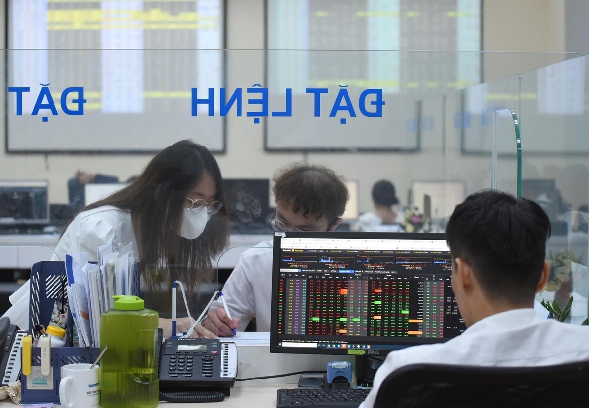 Sau Ng&acirc;n h&agrave;ng, đến lượt nh&oacute;m Th&eacute;p h&uacute;t tiền