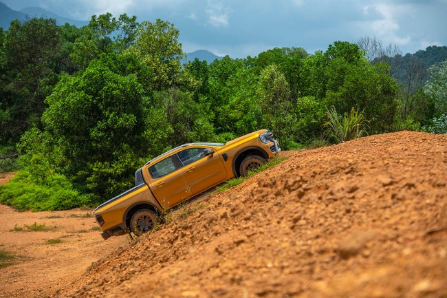 Ford Ranger 2023 ch&iacute;nh thức ra mắt, gi&aacute; tăng nhẹ, nhiều n&acirc;ng cấp  ảnh 4