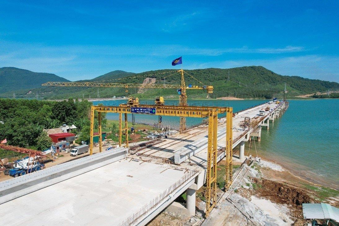 Cầu vượt hồ Y&ecirc;n Mỹ d&agrave;i gần 1km tr&ecirc;n cao tốc QL45 - Nghi Sơn do nh&agrave; thầu Vinaconex thi c&ocirc;ng
