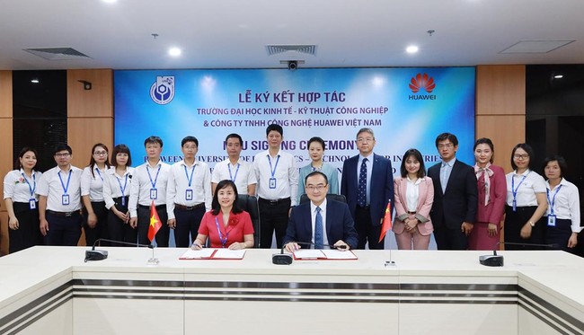 Huawei hợp t&aacute;c đ&agrave;o tạo sinh vi&ecirc;n Việt Nam về viễn th&ocirc;ng, AI, điện to&aacute;n đ&aacute;m m&acirc;y  ảnh 1