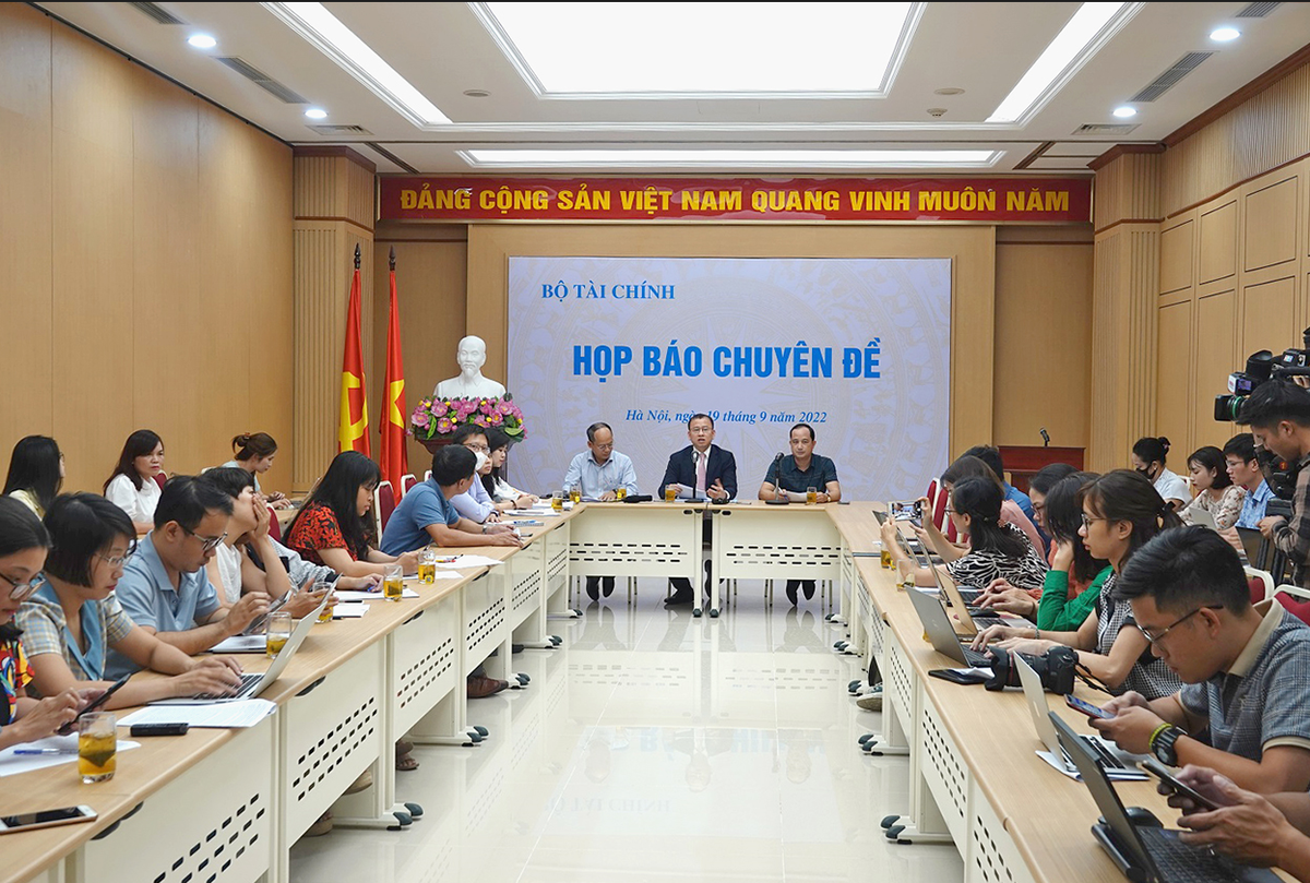 To&agrave;n cảnh buổi họp b&aacute;o chuy&ecirc;n đề giới thiệu về Nghị định 65/2022/NĐ-CP của Bộ T&agrave;i ch&iacute;nh.